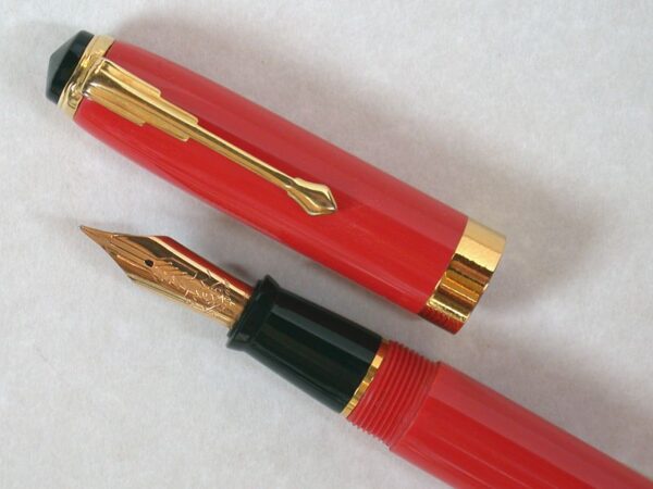 Manaslu fountain pen in Vermilion and Black acrylic (close-up) Manaslu fountain pen in Vermilion and Black acrylic (close-up)